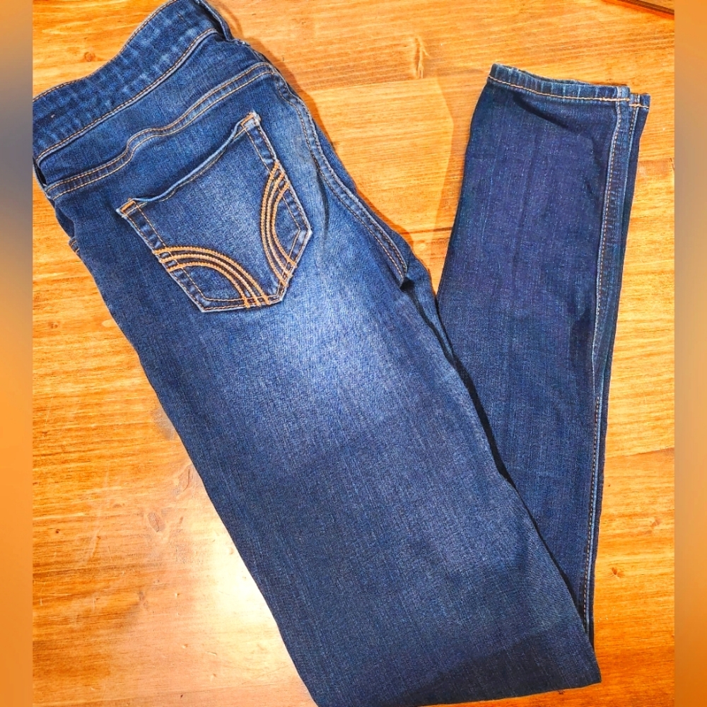 HOLLISTER SKINNIES.I’d rather not refer to them as vintage cause it makes feel 👵